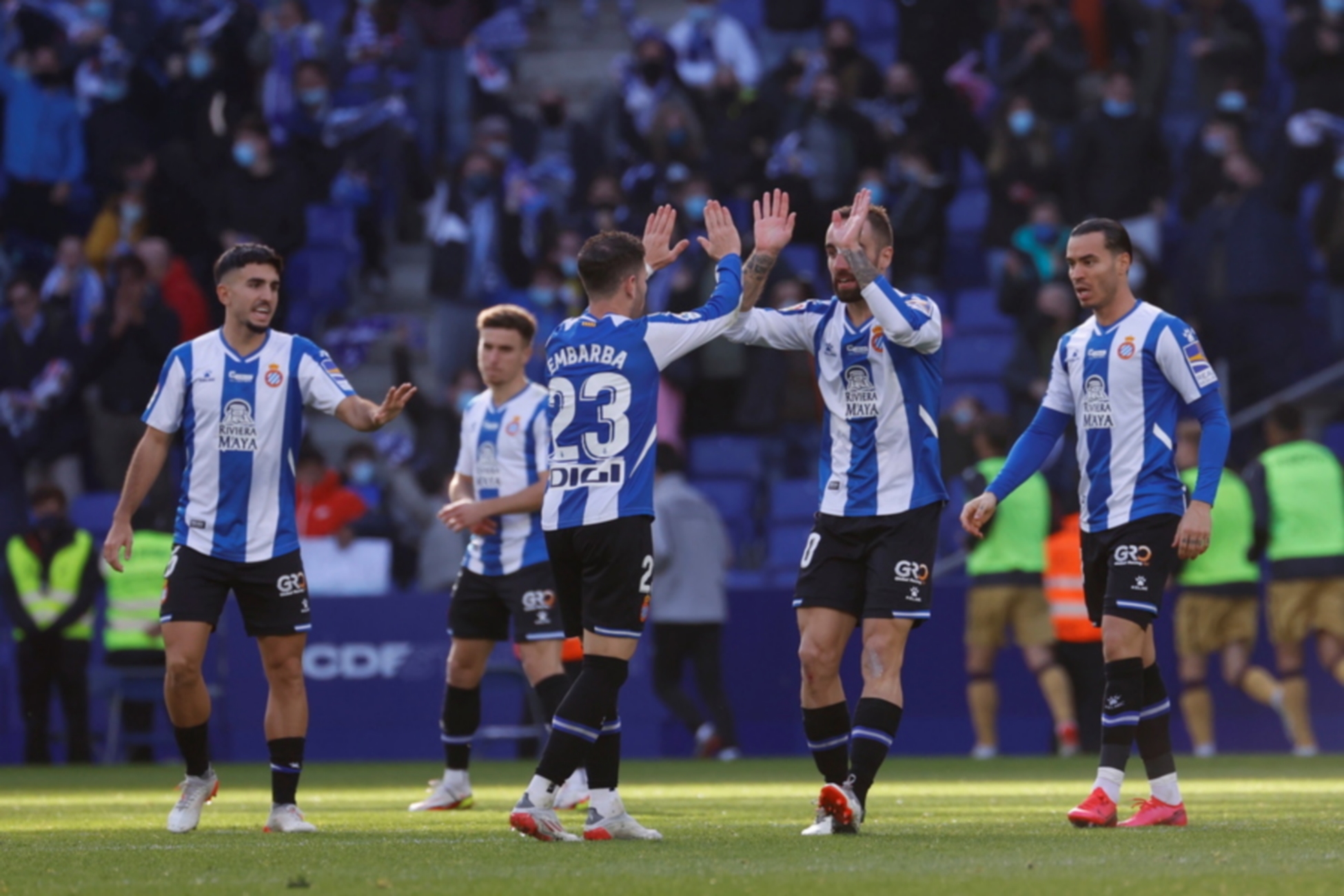 epa09636499 Espanyol players celebrate a goal during the Spanish LaLiga soccer match between RCD Espanyol and Levante UD in Barcelona, Spain, 11 December 2021.  EPA