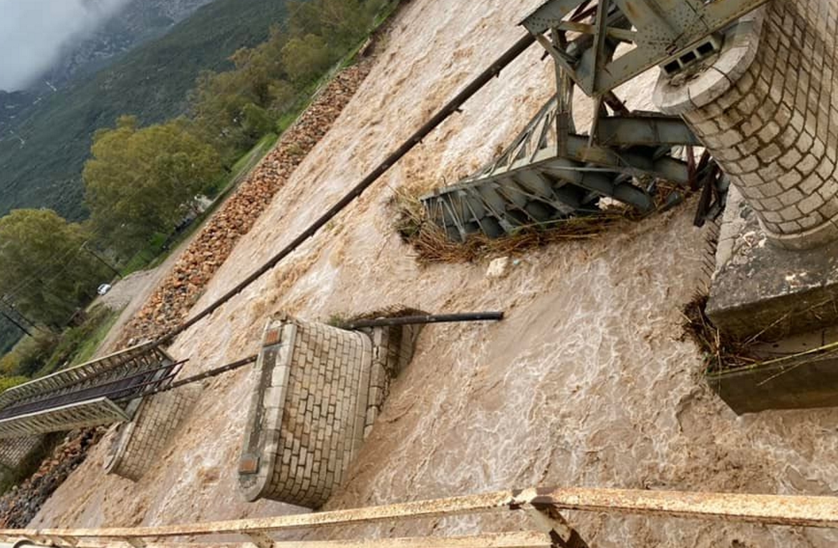 Καιρός – Αιτωλοακαρνανία: Εικόνες από τη γέφυρα που κατέρρευσε, μεγάλες καταστροφές στο οδικό δίκτυο