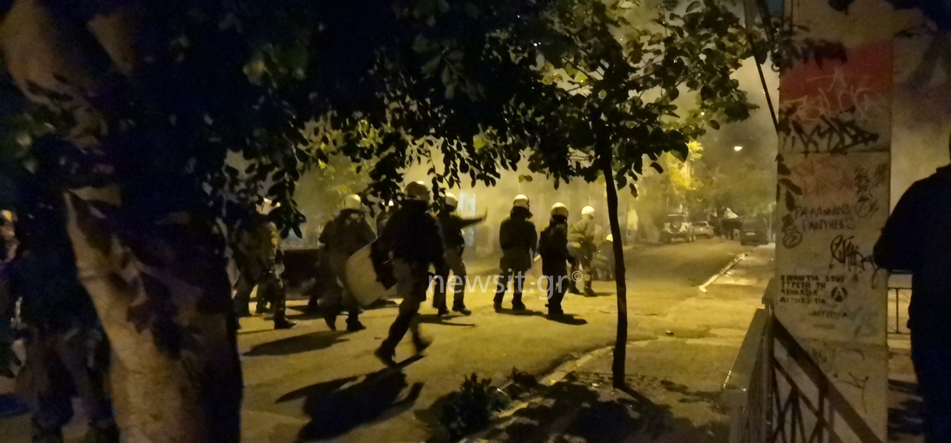 Εξάρχεια: Επίθεση με μολότοφ στα ΜΑΤ στη Χαριλάου Τρικούπη