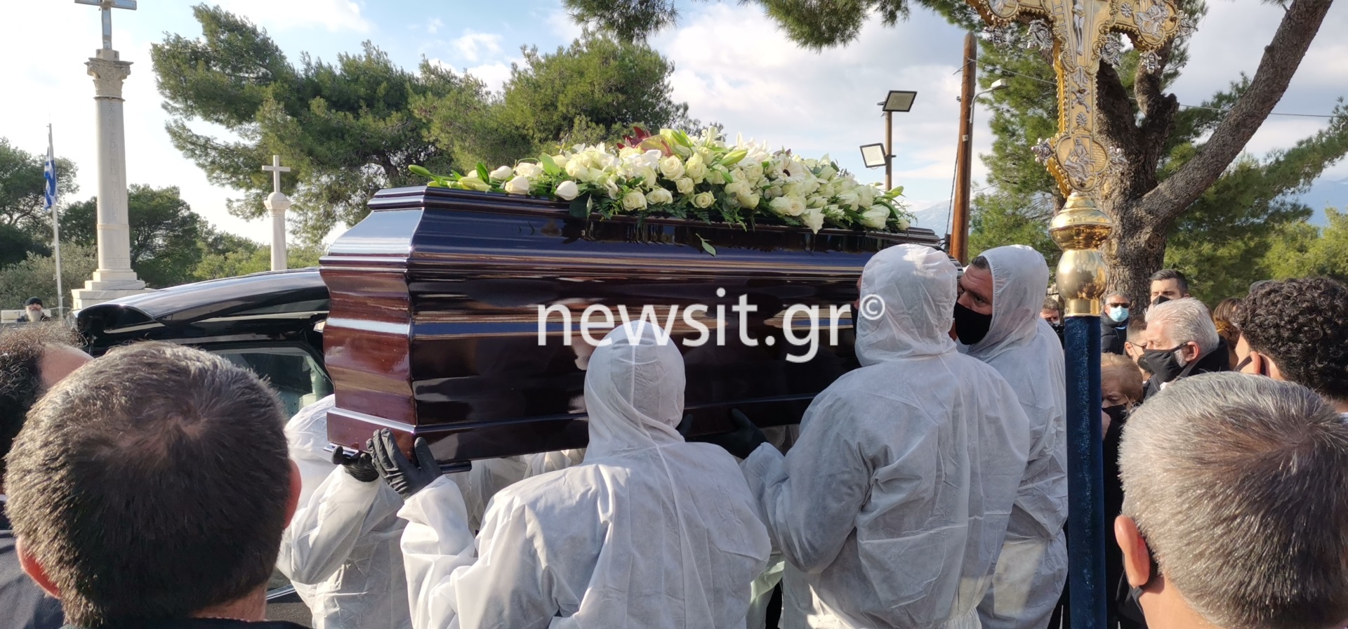 Κηδεία Γιώργου Τράγκα: «Καλό ταξίδι θείε» φώναζαν όταν βγήκε το φέρετρο – Υποβασταζόμενη η σύζυγός του