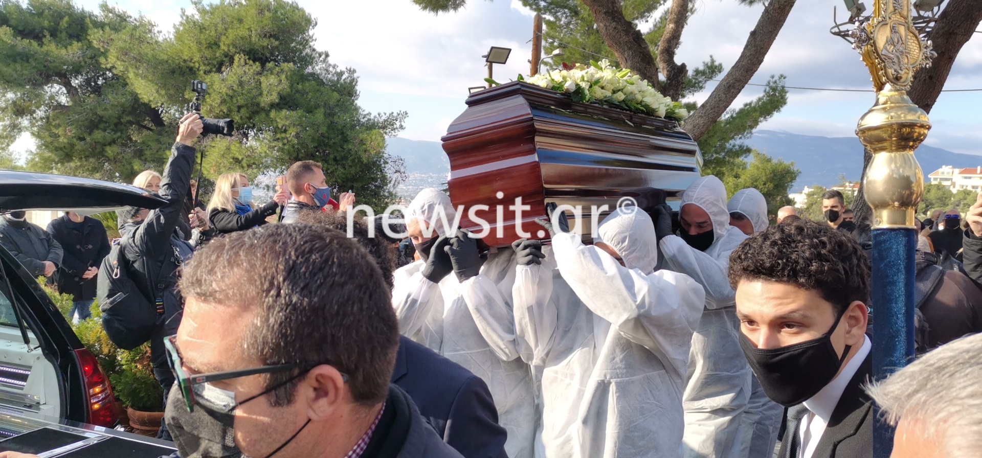 Κηδεία Τράγκα: «Καλό ταξίδι θείε» φώναζαν όταν βγήκε το φέρετρο – Χωρίς μάσκα ο Πετράκος