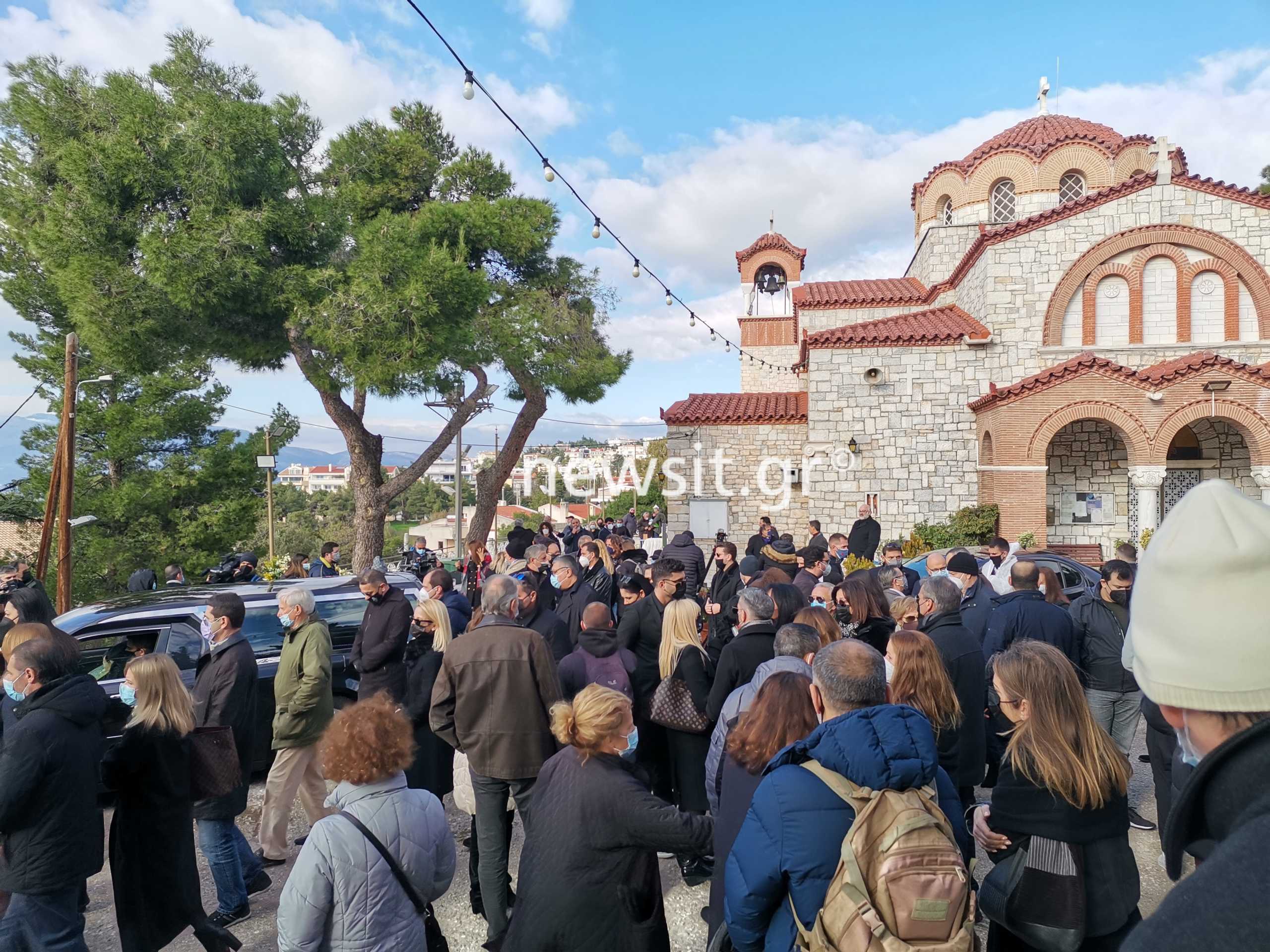 Κηδεία Τράγκα: «Καλό ταξίδι θείε» φώναζαν όταν βγήκε το φέρετρο – Χωρίς μάσκα ο Πετράκος