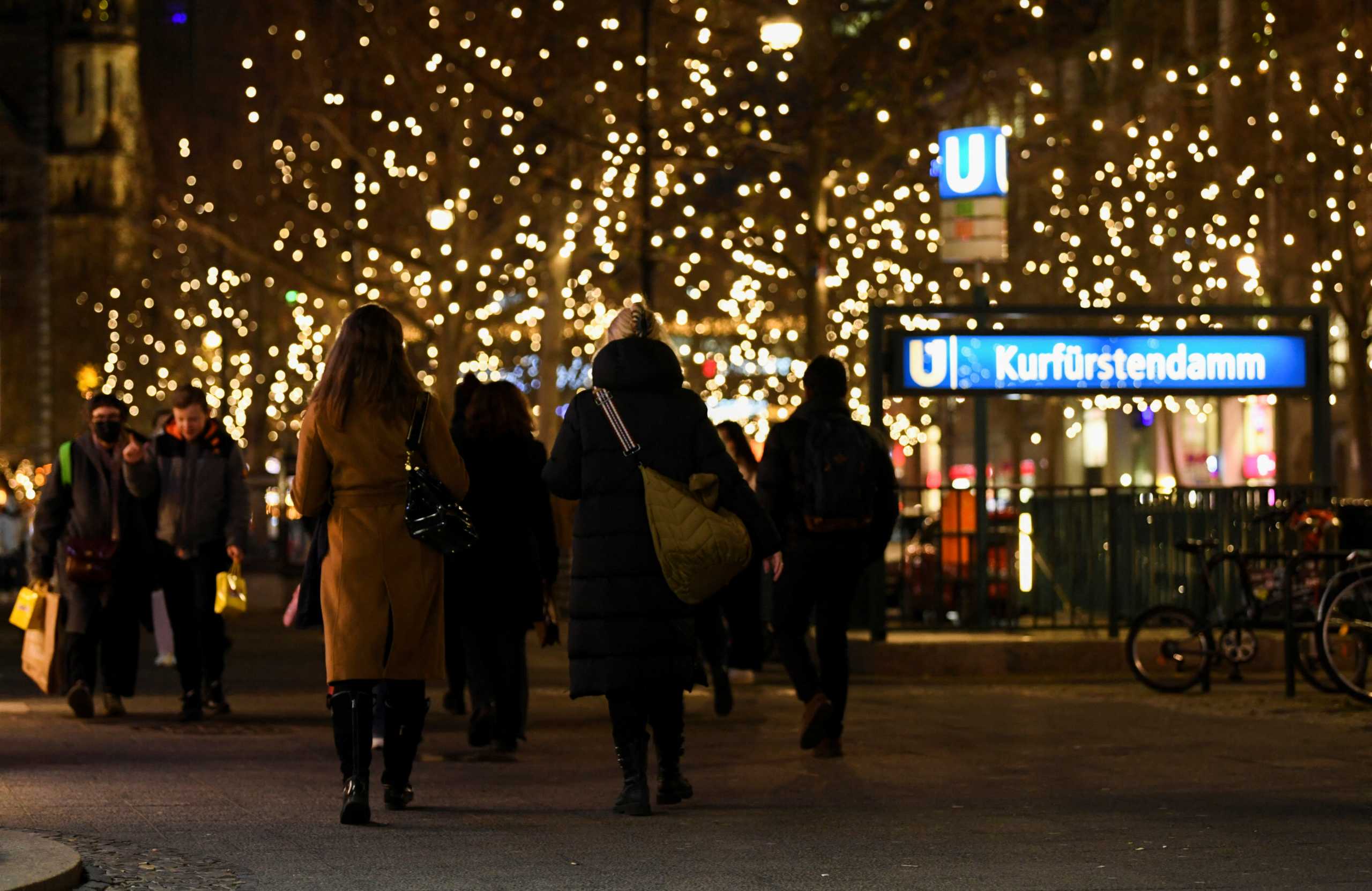People are pictured on shopping street Kurfuerstendamm, amid the coronavirus disease (COVID-19) pandemic, in Berlin, Germany December 23, 2021. REUTERS