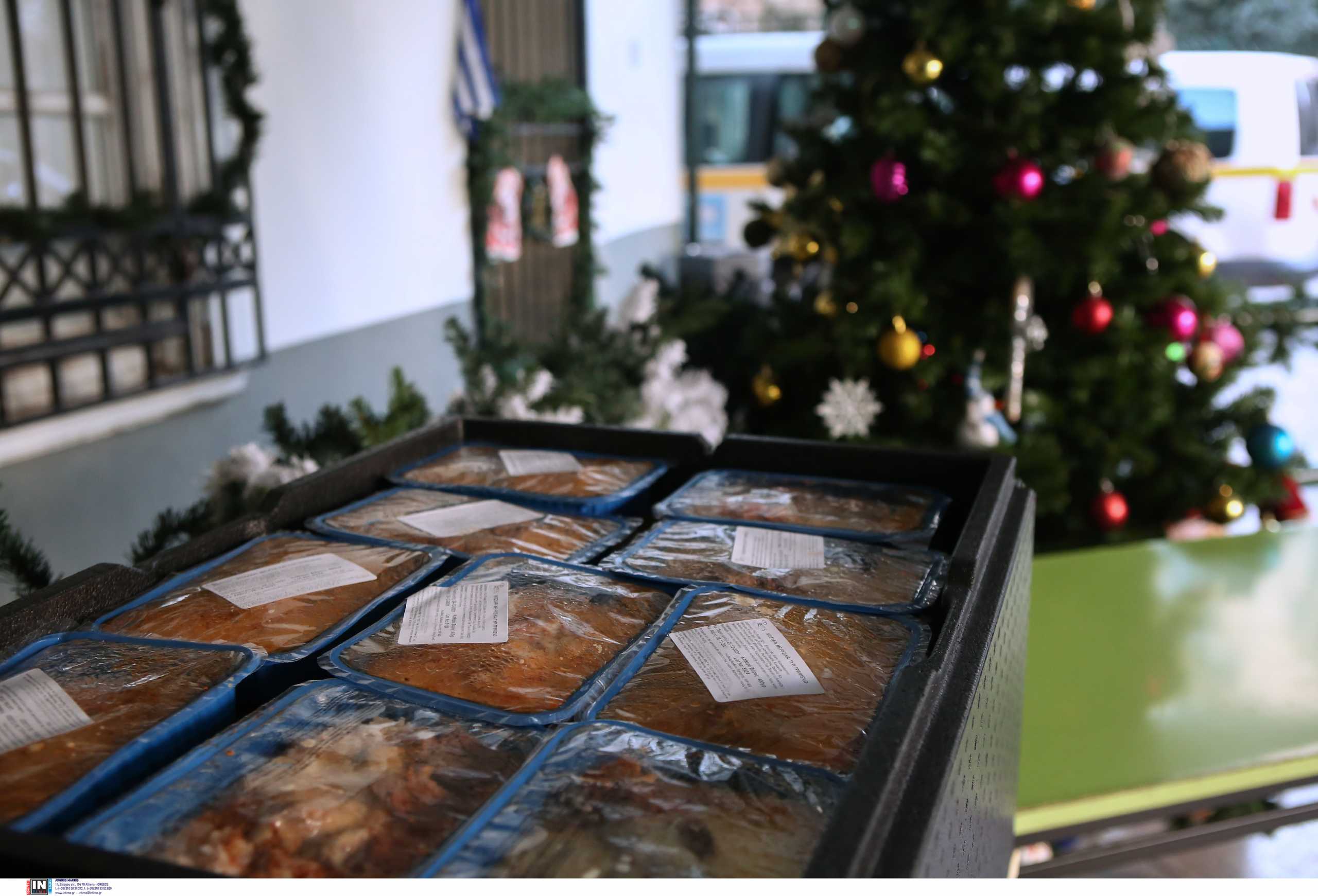 Δήμος Αθηναίων: Πρόσφερε εορταστικά γεύματα σε αστέγους για τα Χριστούγεννα και την Πρωτοχρονιά