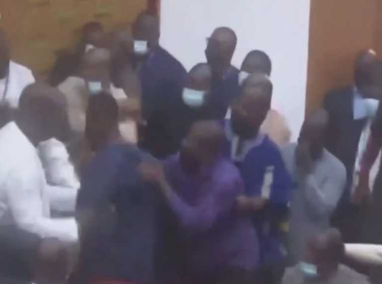 Γκάνα: Μπουνιές και κλωτσιές μεταξύ βουλευτών μέσα στο κοινοβούλιο