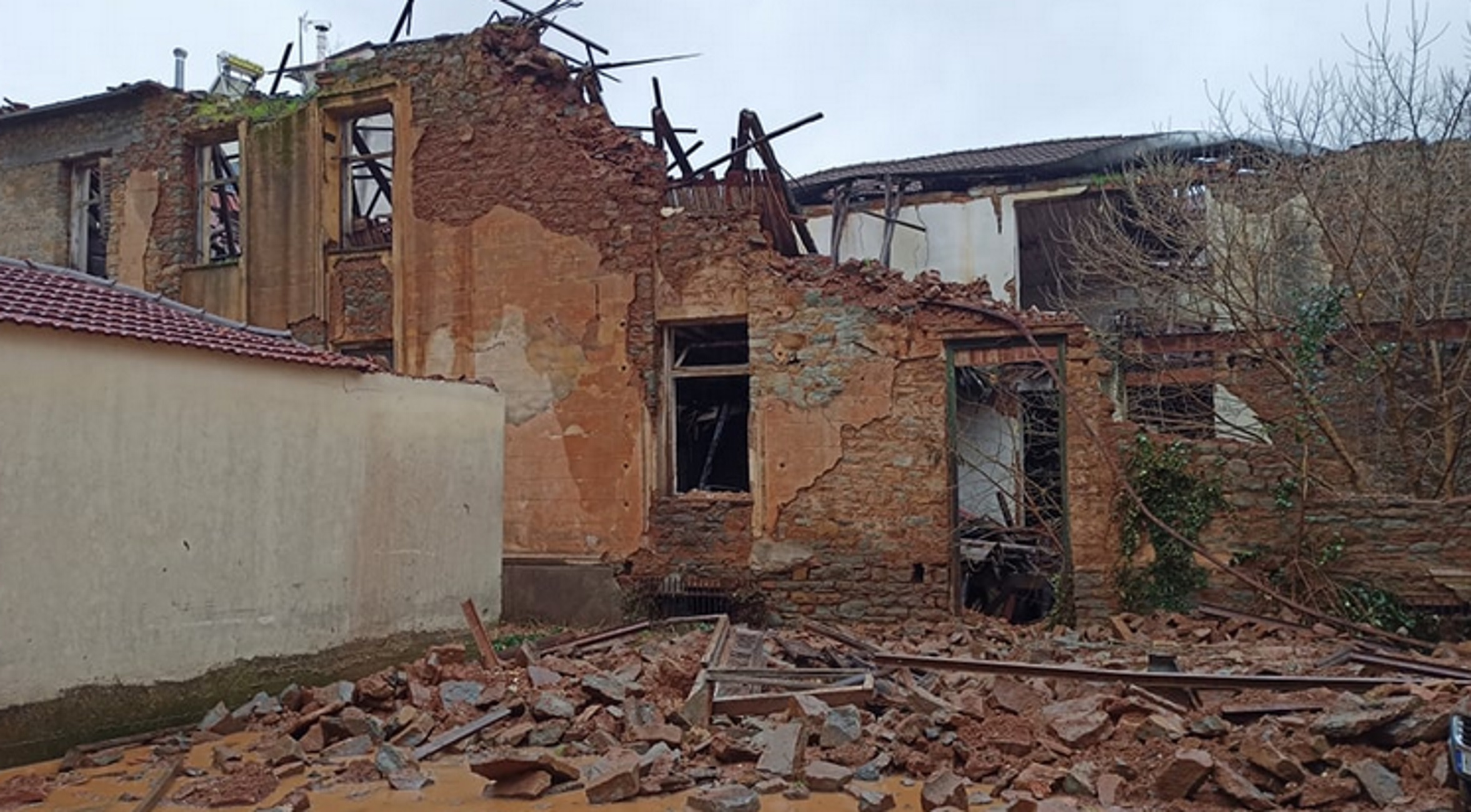 Καιρός – Αγρίνιο: Κατέρρευσε τμήμα των Καπναποθηκών Ηλίου – Ζημιές και οργισμένοι κάτοικοι