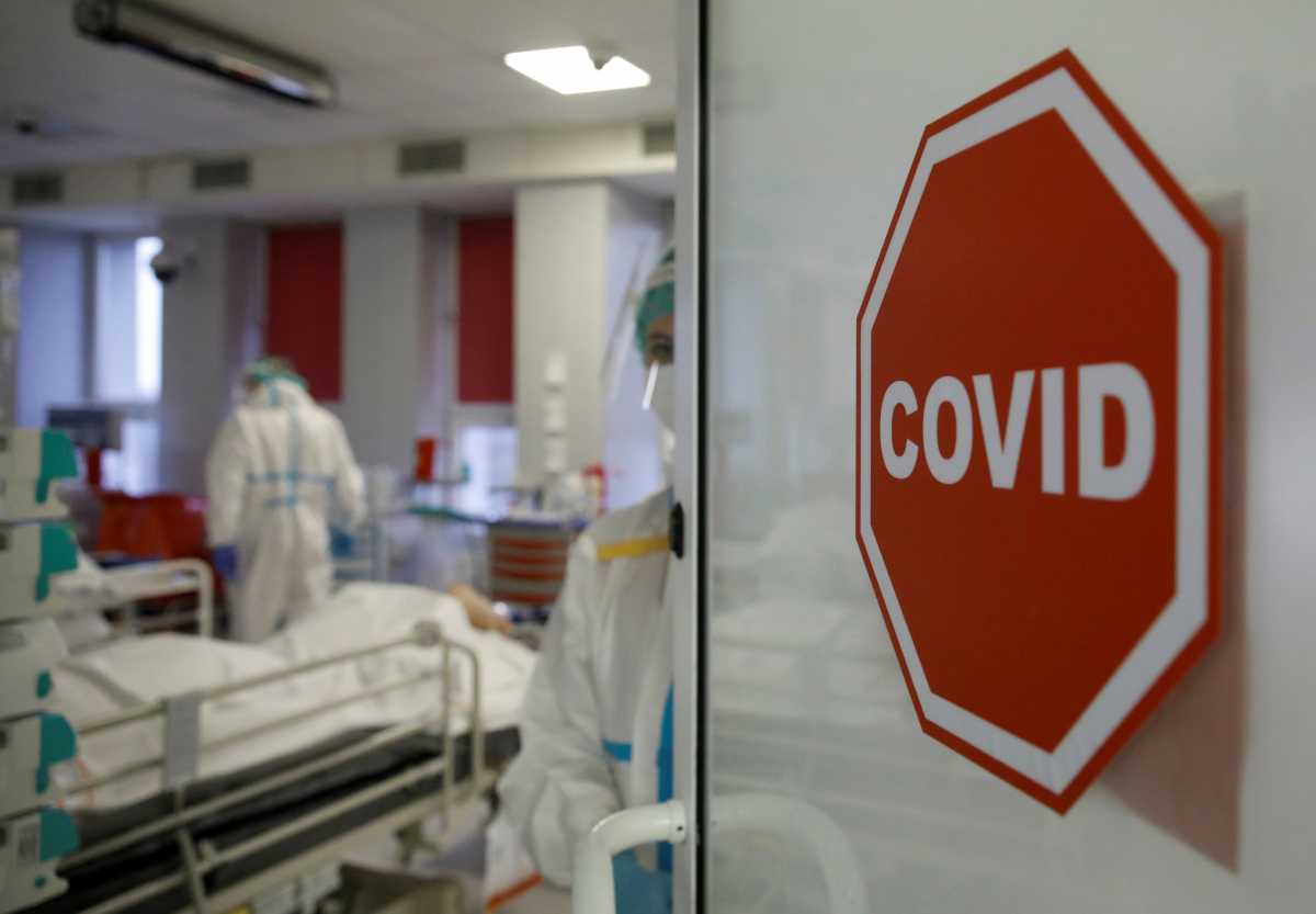 Κορονοϊός: Τριπλά εμβολιασμένη κόλλησε την μετάλλαξη Όμικρον, 20 μέρες μετά τη Δέλτα – Το συντομότερο διάστημα επαναλοίμωξης στον κόσμο