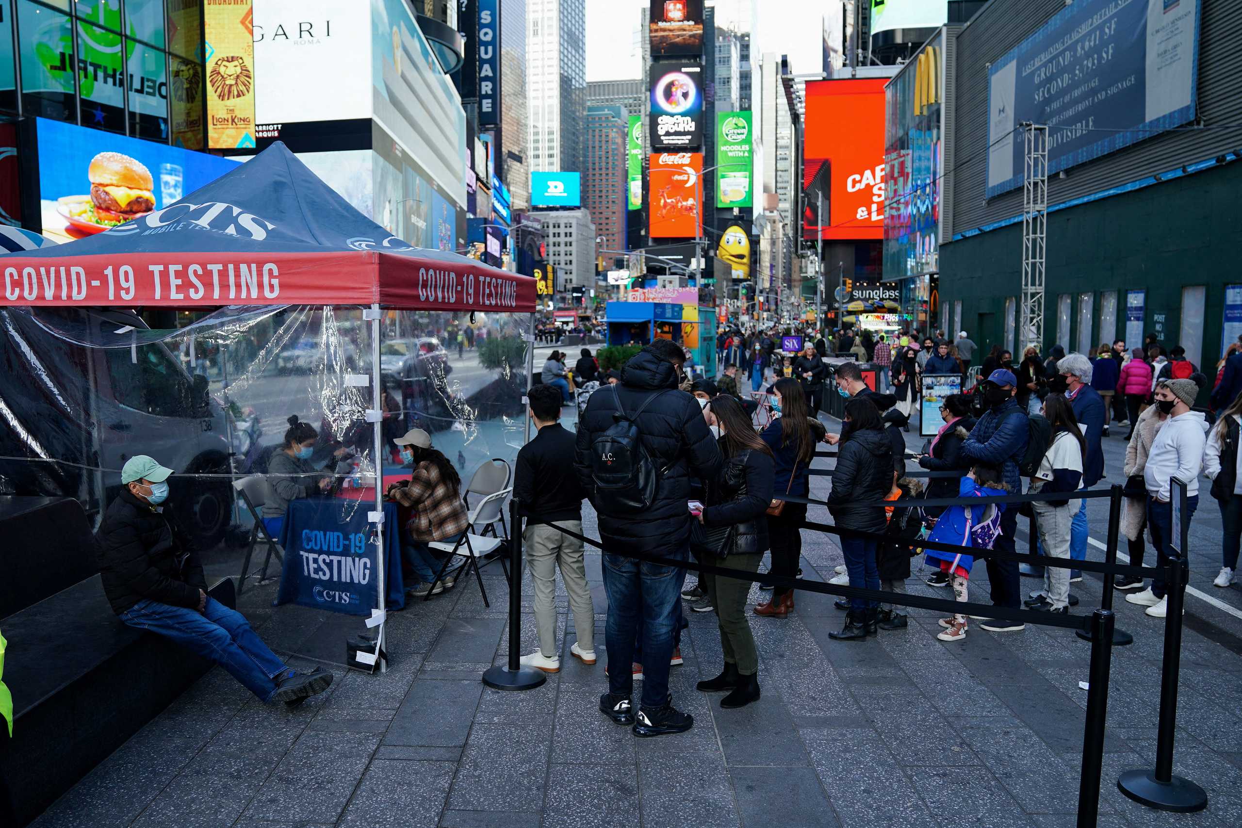 FILE PHOTO: People line up at a COVID-19 testing site in Times Square during the coronavirus disease pandemic in the Manhattan borough of New York City, New York, U.S., December 17, 2021. REUTERS
