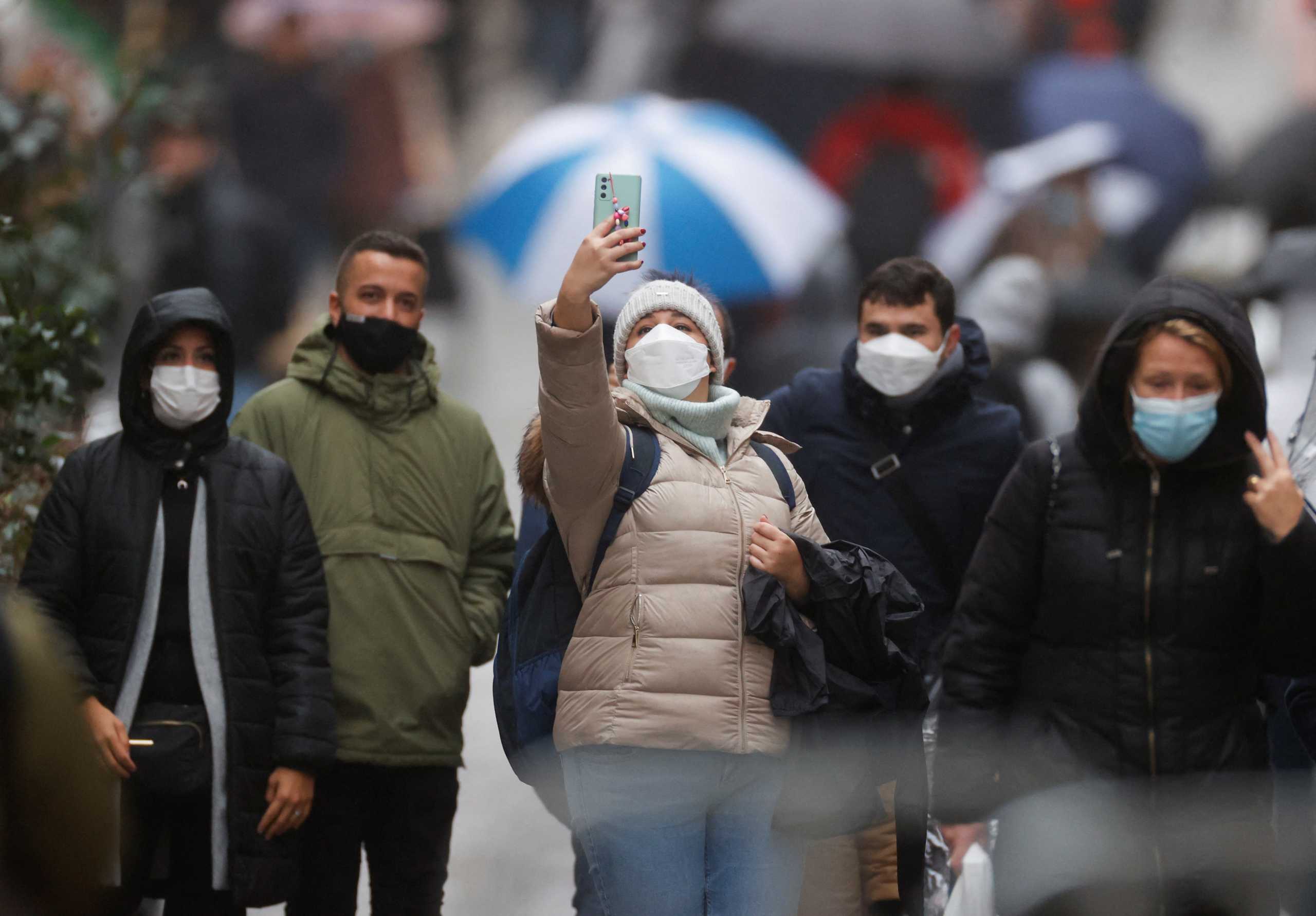 Κορονοϊός: Τα CDC χαλαρώνουν τις συστάσεις για τη χρήση μάσκας