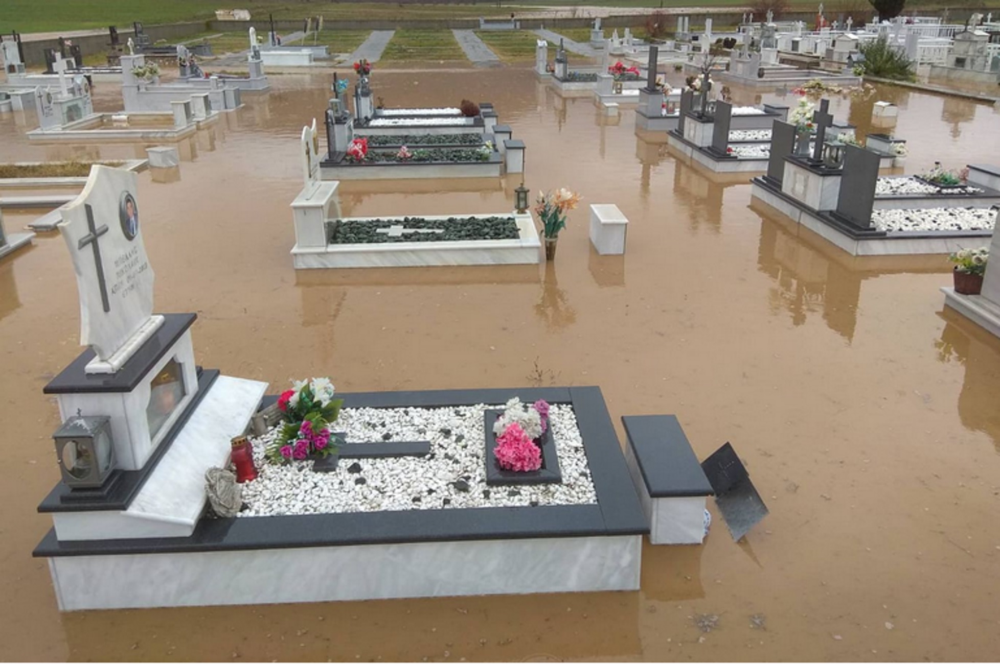 Καιρός – Κοζάνη: Πλημμύρισαν και τα νεκροταφεία στα Αλωνάκια μετά τις καταρρακτώδεις βροχές