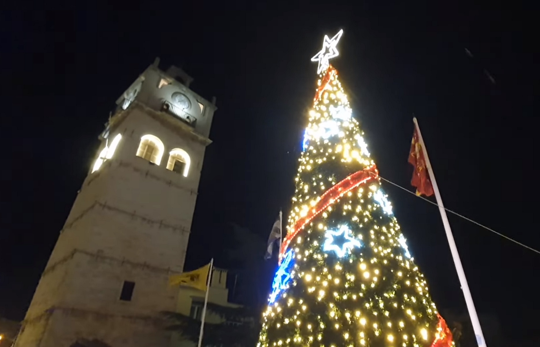 Φωταγωγήθηκε το χριστουγεννιάτικο δέντρο στην Κοζάνη – Μουσικές και χρώματα υπό βροχή