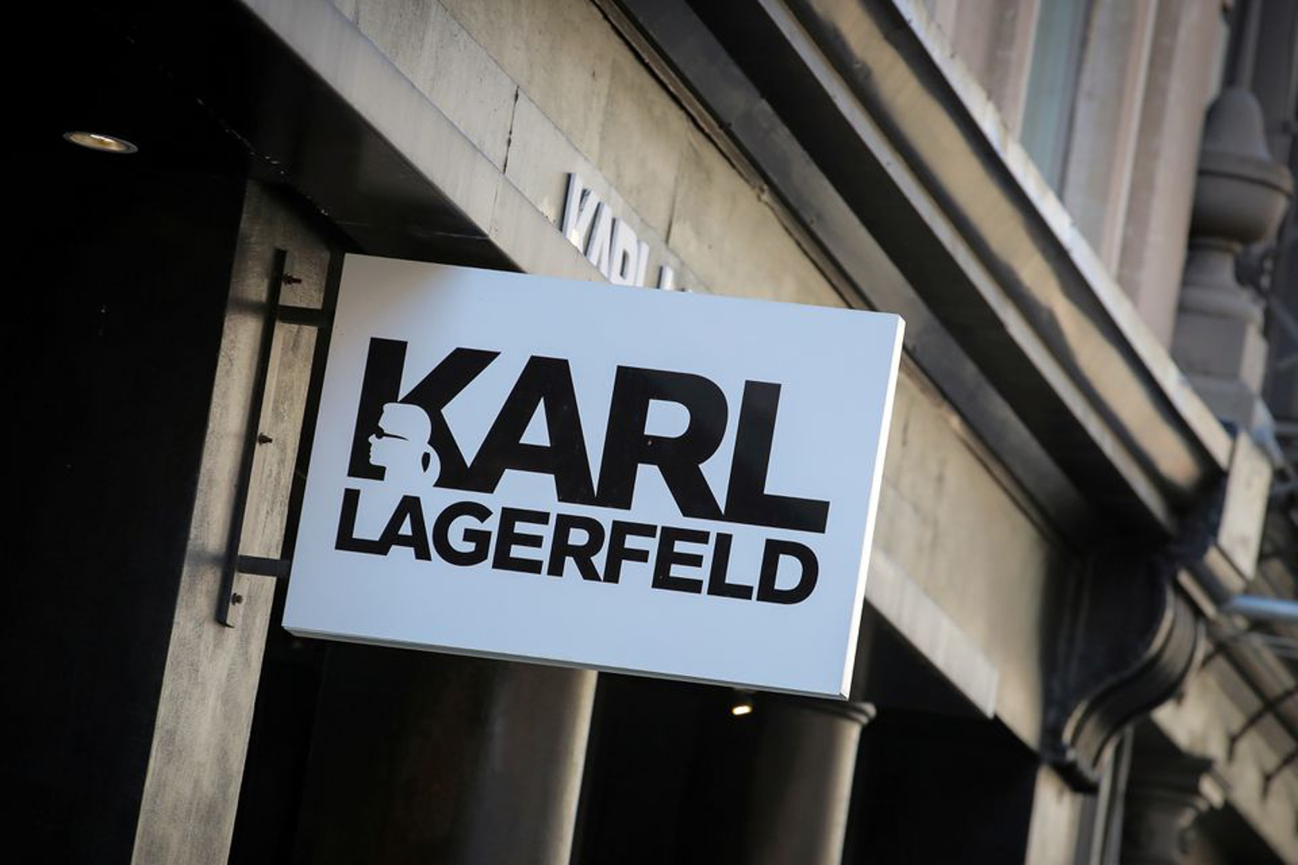 Karl Lagerfeld: Βραβείο μόδας από την PETA για την τσάντα από δέρμα κάκτου
