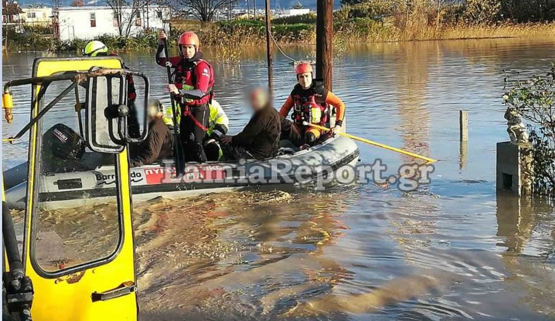 Λαμία: Η στιγμή που άνδρες της ΕΜΑΚ σώζουν σκυλάκι στο χωριό Κόμμα