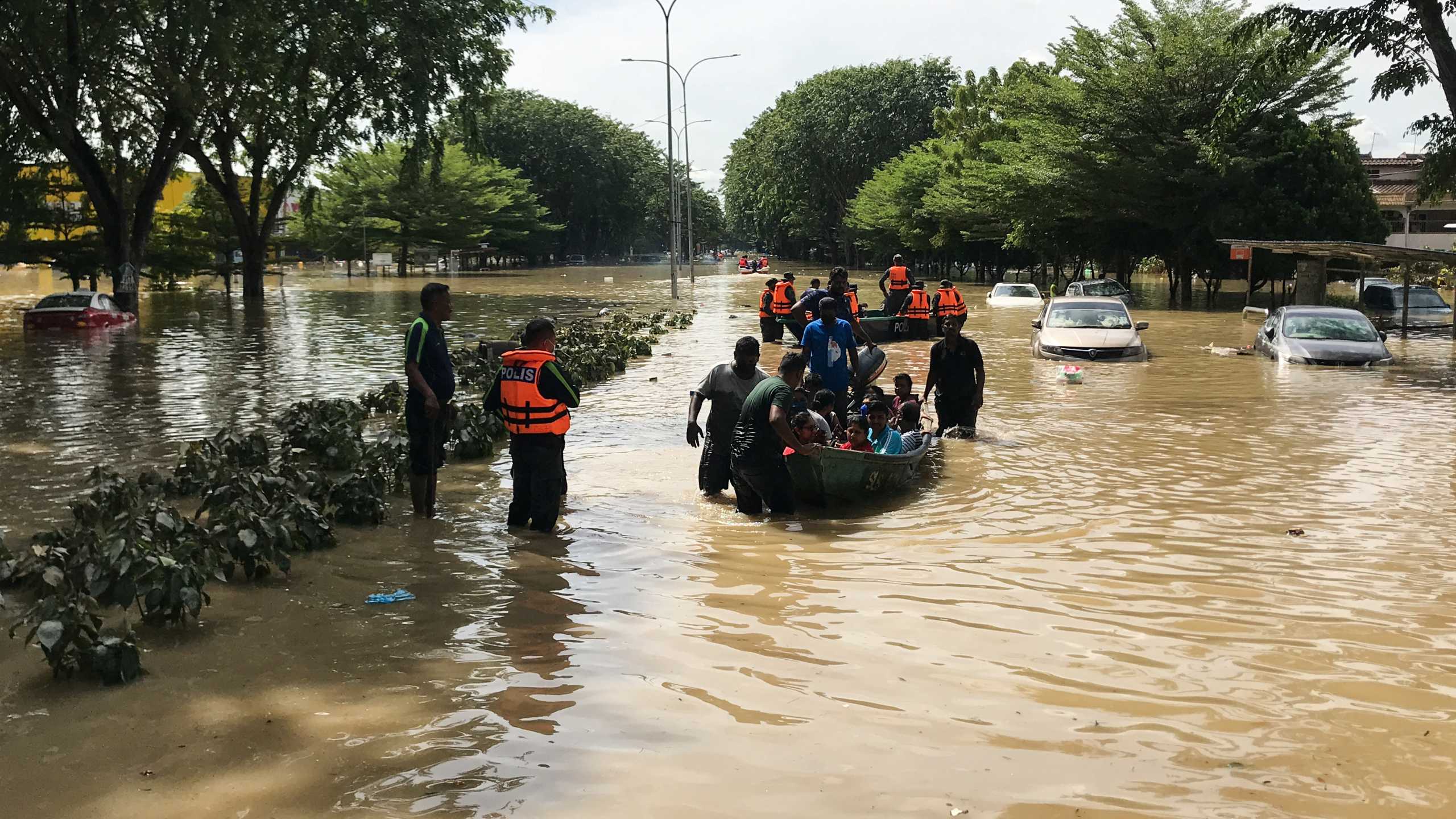 Μαλαισία: 8 νεκροί και 32.000 ξεριζωμένοι από τα σπίτια τους μετά τις πλημμύρες