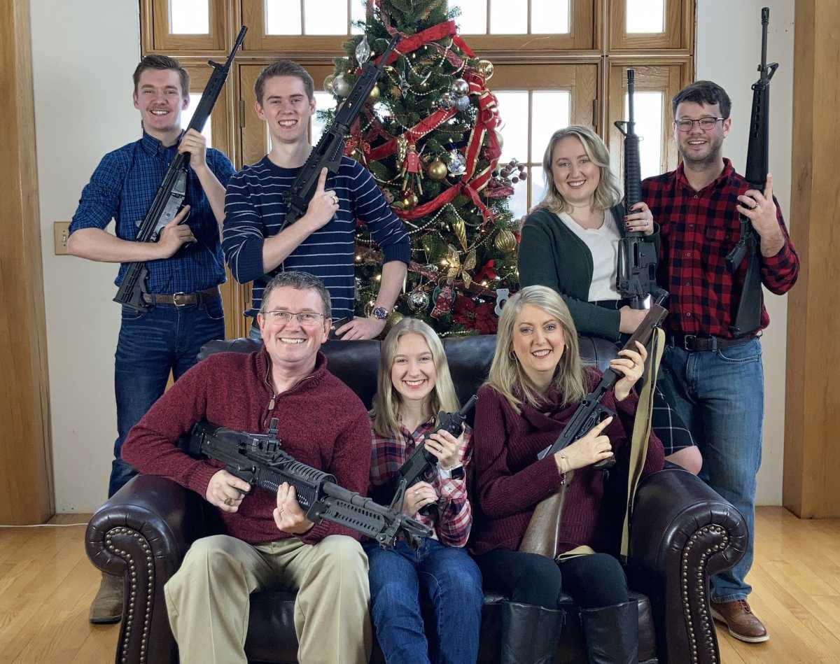 Φωτογραφία πρόκληση από Αμερικανό βουλευτή: Πόζαρε με την οικογένειά του κρατώντας όπλα