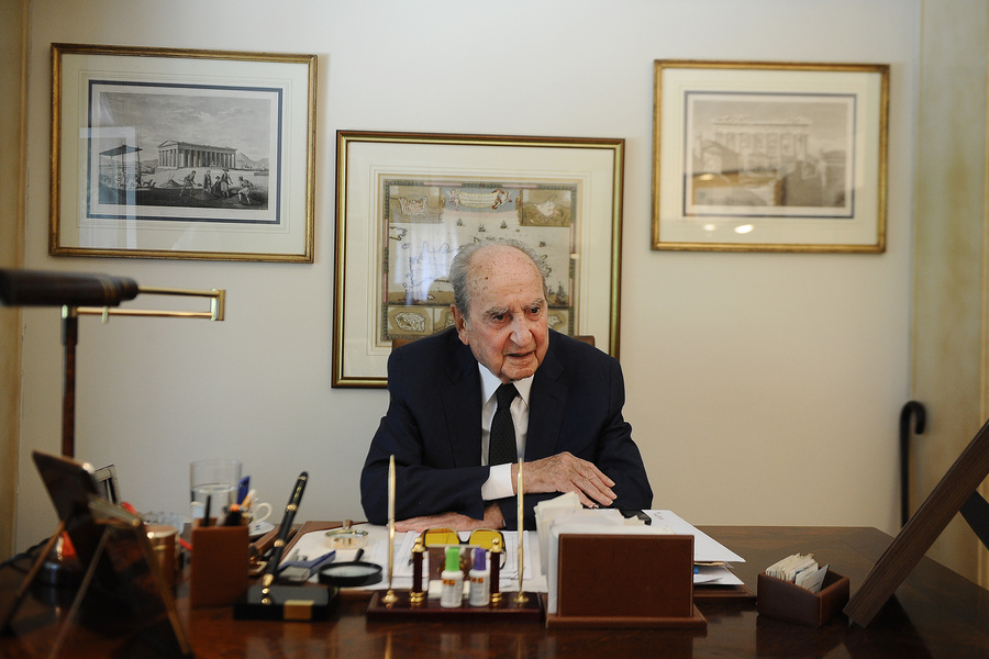 Ο πρώην Πρωθυπουργός Κωνσταντίνος Μητσοτάκης απευθύνεται σε δημοσιογράφο του Αθηναϊκού Πρακτορείου Ειδήσεων κατά την διάρκεια συνέντευξης. Αθήνα, Τετάρτη 1 Ιουλίου 2015. ΑΠΕ-ΜΠΕ