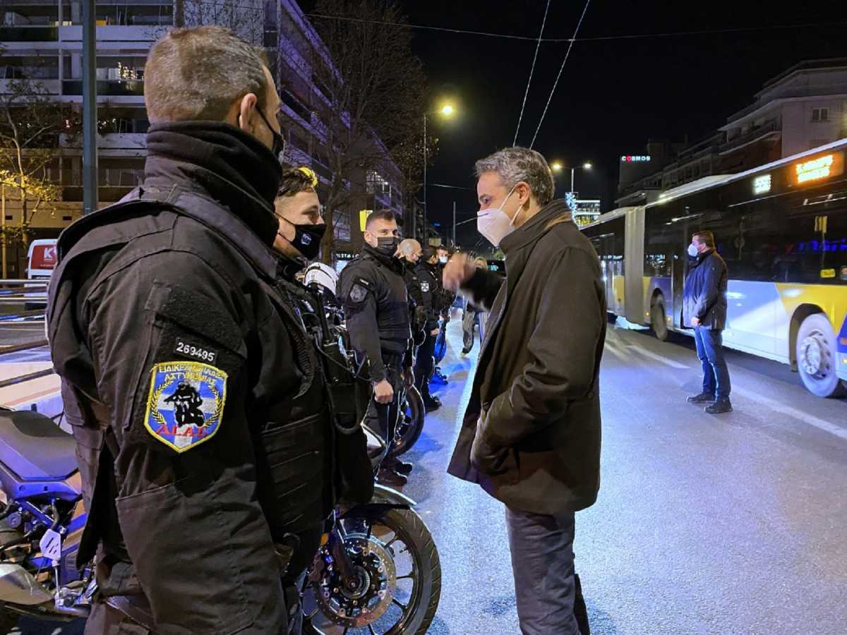 Κυριάκος Μητσοτάκης: Επίσκεψη και ευχές σε αστυνομικούς της ομάδας ΔΙΑΣ
