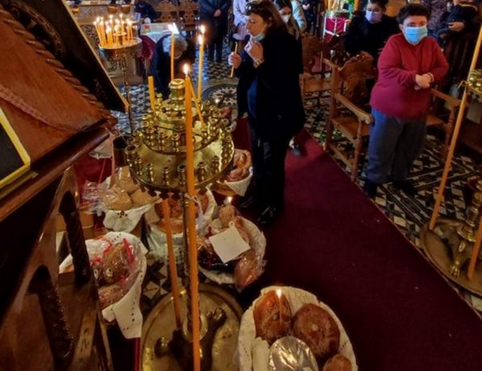 Κρήτη: Το έθιμο για τους νεκρούς τηρήθηκε και τα φετινά Χριστούγεννα με αλλαγές λόγω κορονοϊού