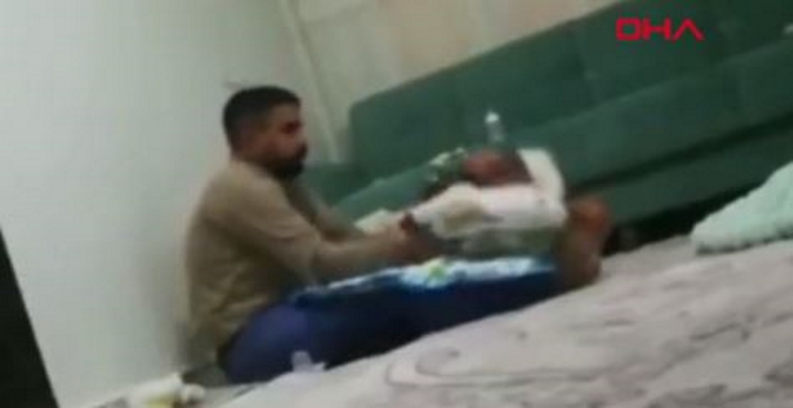 Εικόνες σοκ στην Τουρκία: Πατέρας χτυπά το μόλις 3 μηνών μωράκι του