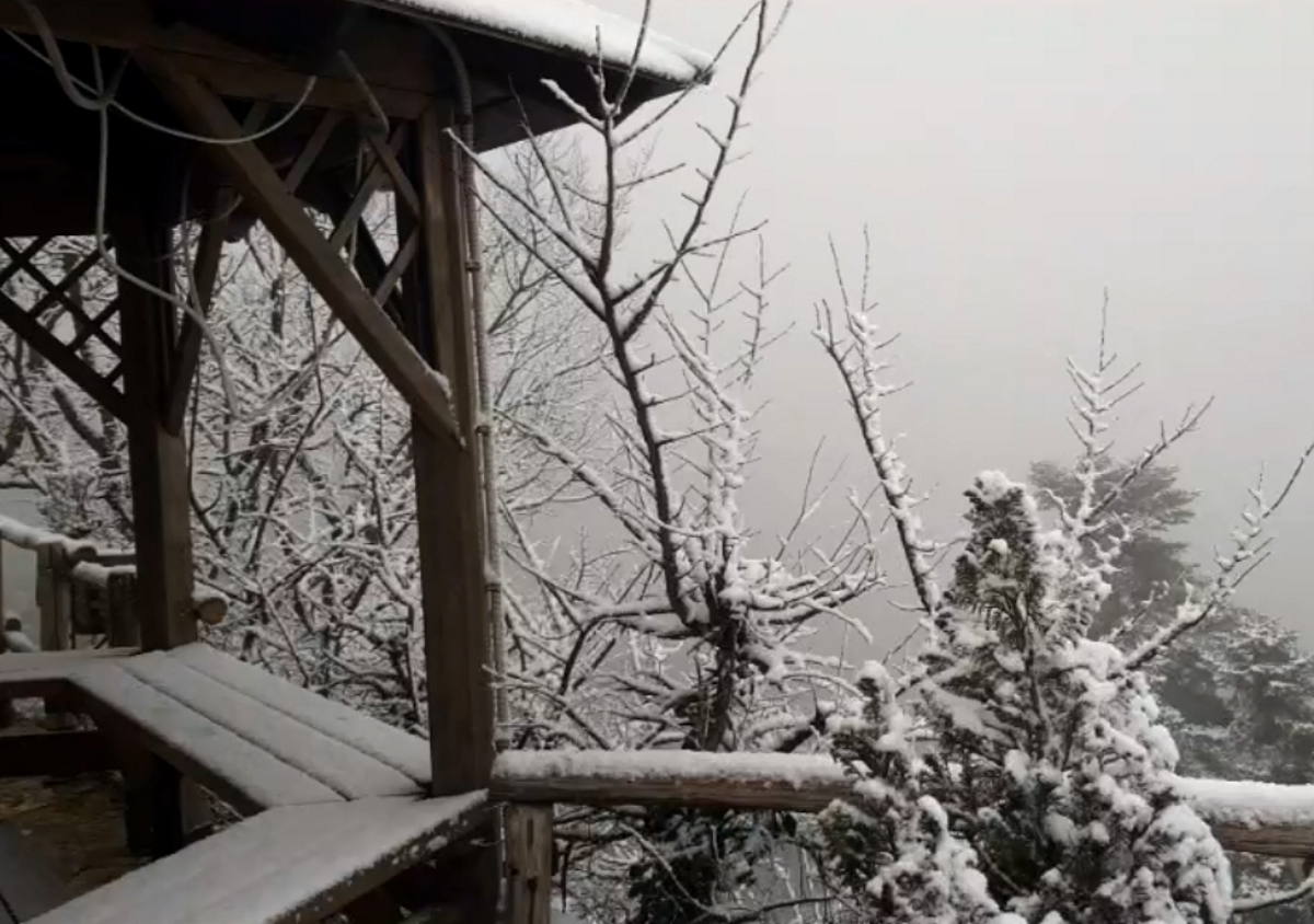 Καιρός – Κακοκαιρία Διομήδης: Χιόνισε στην Πάρνηθα, κλειστός ο δρόμος λόγω παγετού