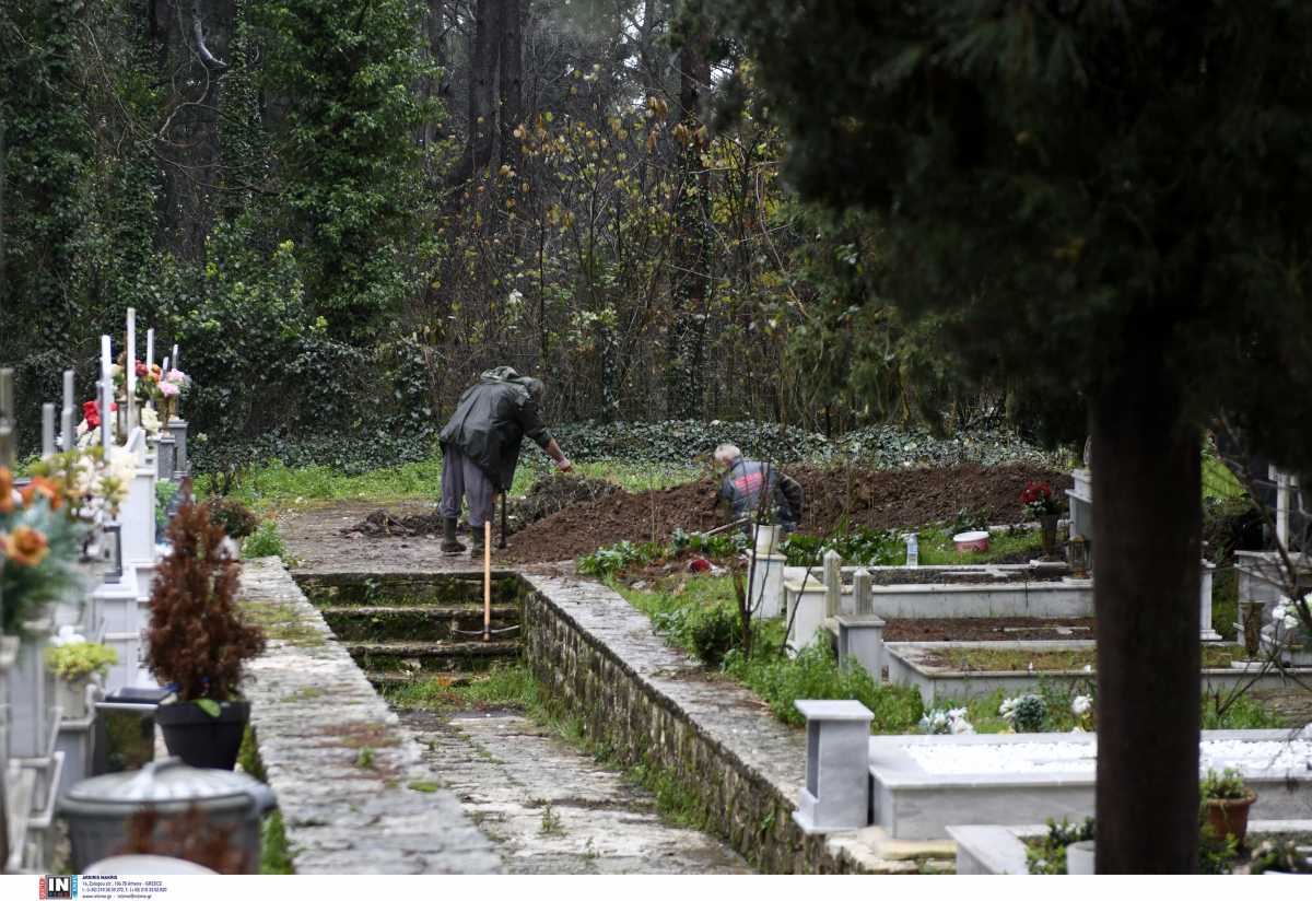 Κάρολος Παπούλιας: Ετοιμασίες στο νησί των Ιωαννίνων για την ταφή του