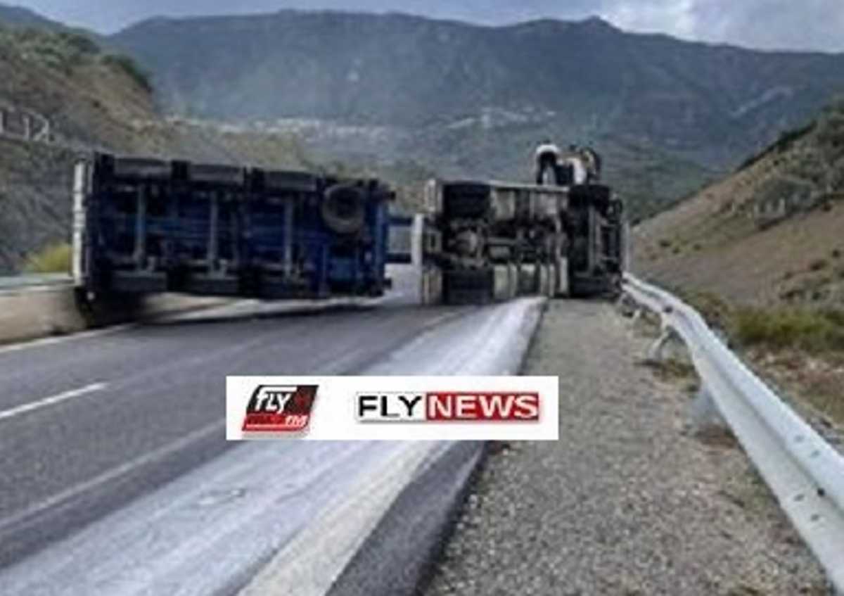 Αρκαδία: Η ανατροπή της νταλίκας στην εθνική οδό έκλεισε ολόκληρο τον δρόμο – Αυτοψία στο σημείο