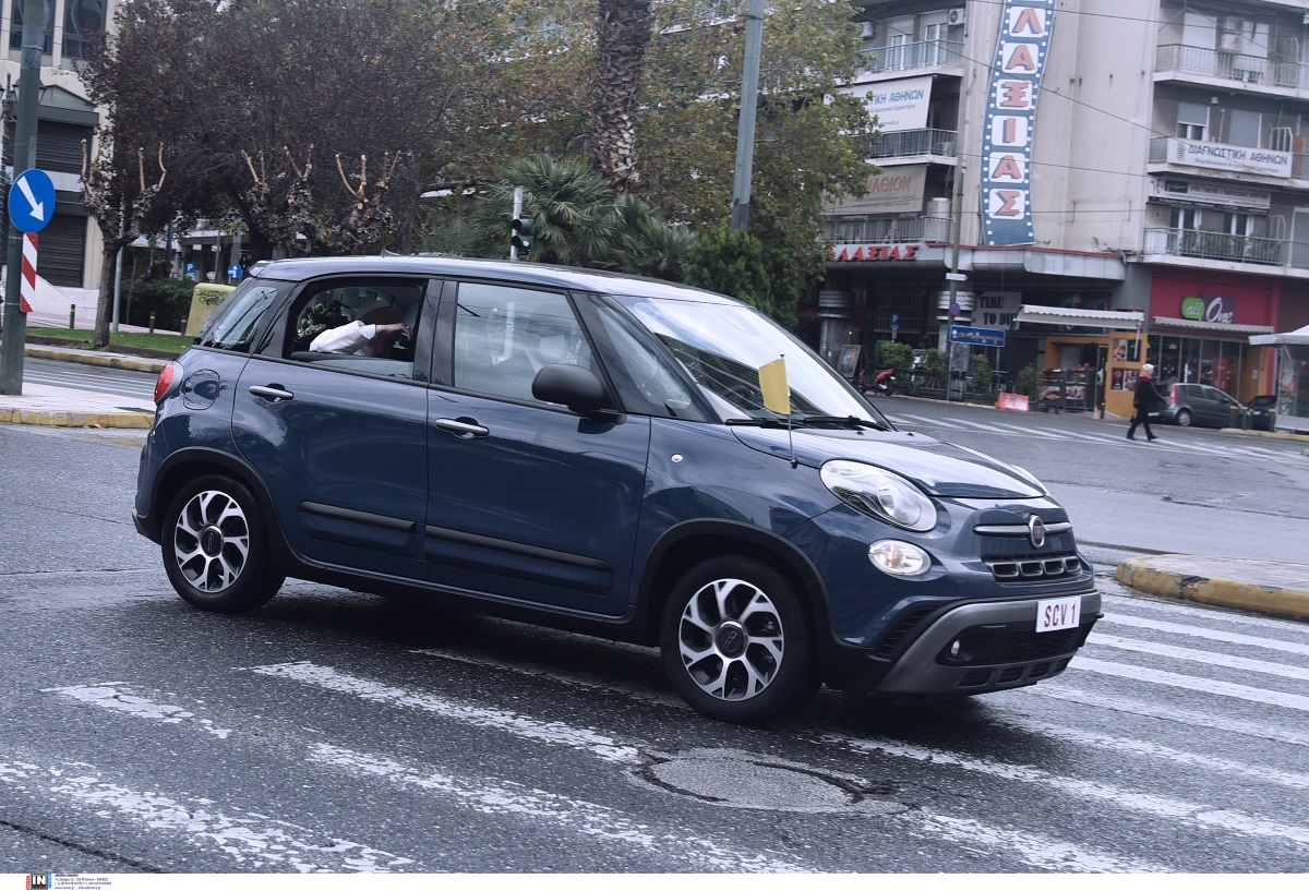 Επίσκεψη Πάπα: Με ένα αυτοκίνητο Fiat «πεντακοσαράκι» μετακινείται στην Αθήνα