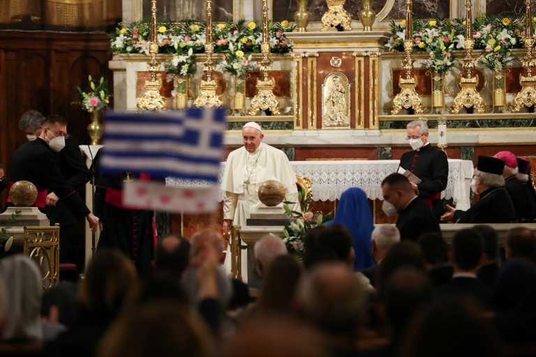 Συγκίνηση στον Αγιο Διονύσιο όταν ο Πάπας Φραγκίσκος έψαλλε το «Πάτερ Ημών» στα ελληνικά