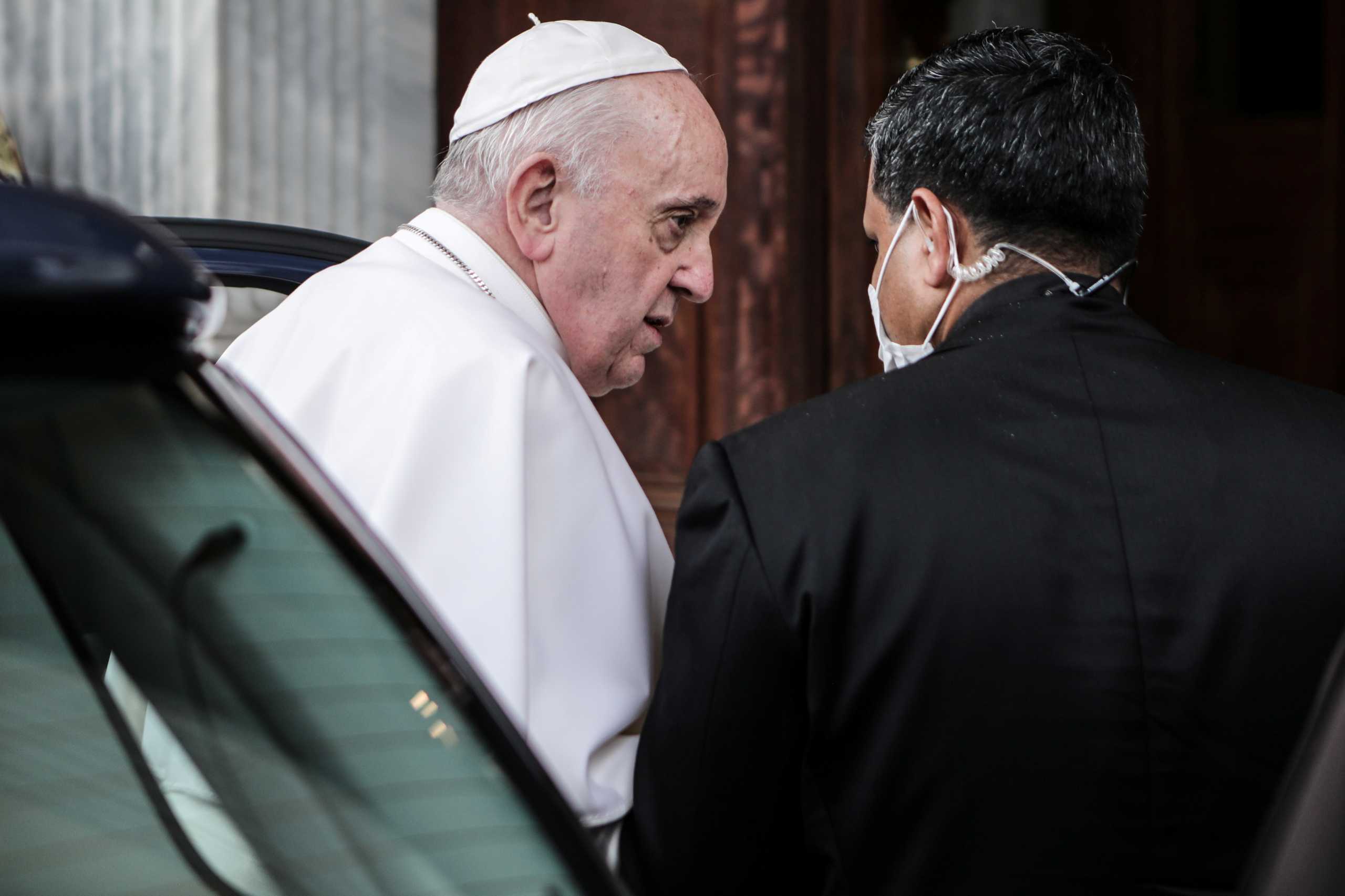 Πάπας Φραγκίσκος: Ο άνθρωπος που είναι η «σκιά» του κατά την επίσκεψη στην Αθήνα