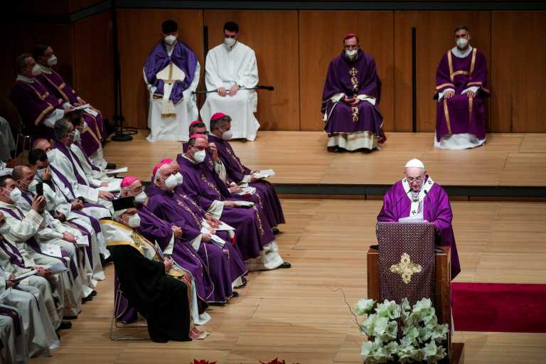 Κατάνυξη στο Μέγαρο Μουσικής: Η Θεία Λειτουργία με τον Πάπα Φραγκίσκο