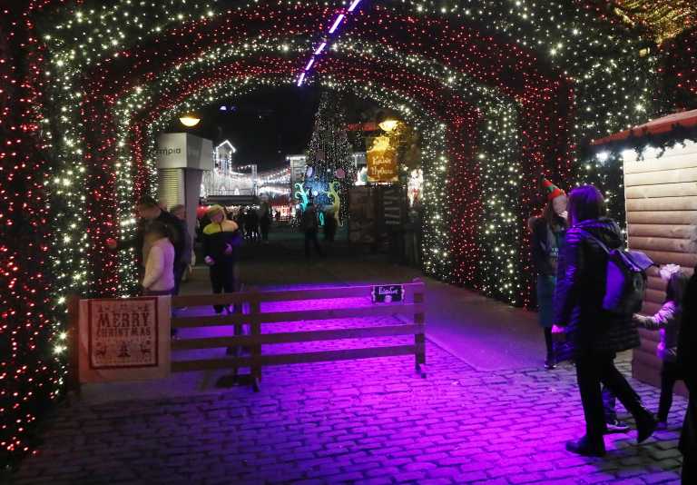 Στενεύει ο κλοιός για τους ανεμβολίαστους: «Πόρτα» και από τα θεματικά πάρκα - Τι εισηγούνται οι ειδικοί