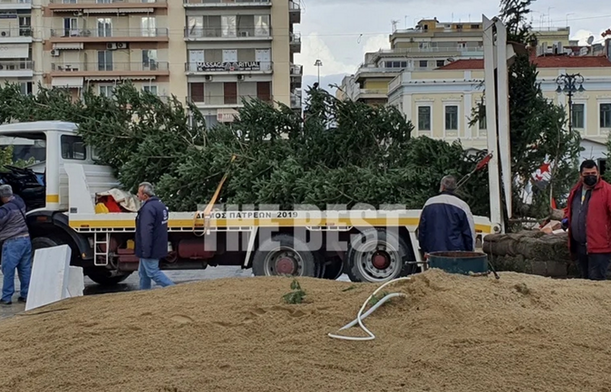 Πάτρα: Τα «πήραν» και γύρισαν πίσω το χριστουγεννιάτικο δέντρο μόλις το είδαν να φτάνει στην πλατεία