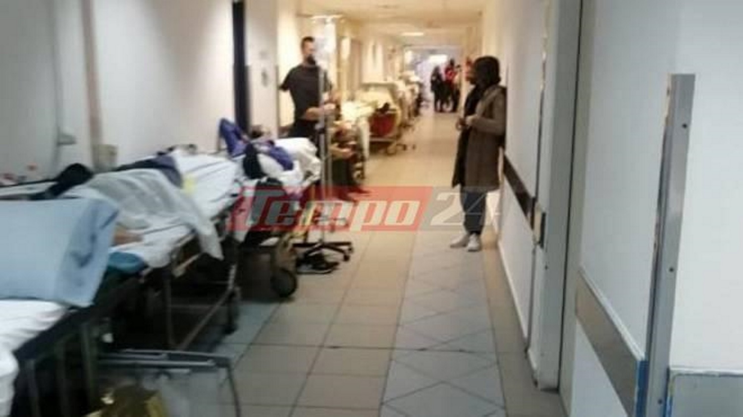 Κορονοϊός – Πάτρα: Γέμισαν με ράντζα οι διάδρομοι στα επείγοντα του Πανεπιστημιακού Νοσοκομείου