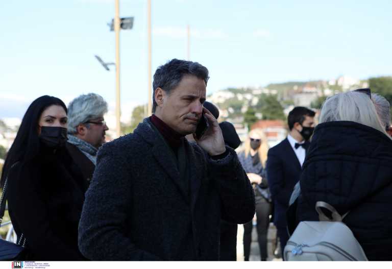 Κηδεία Γιώργου Τράγκα: Ο Γρηγόρης Πετράκος πήγε χωρίς μάσκα