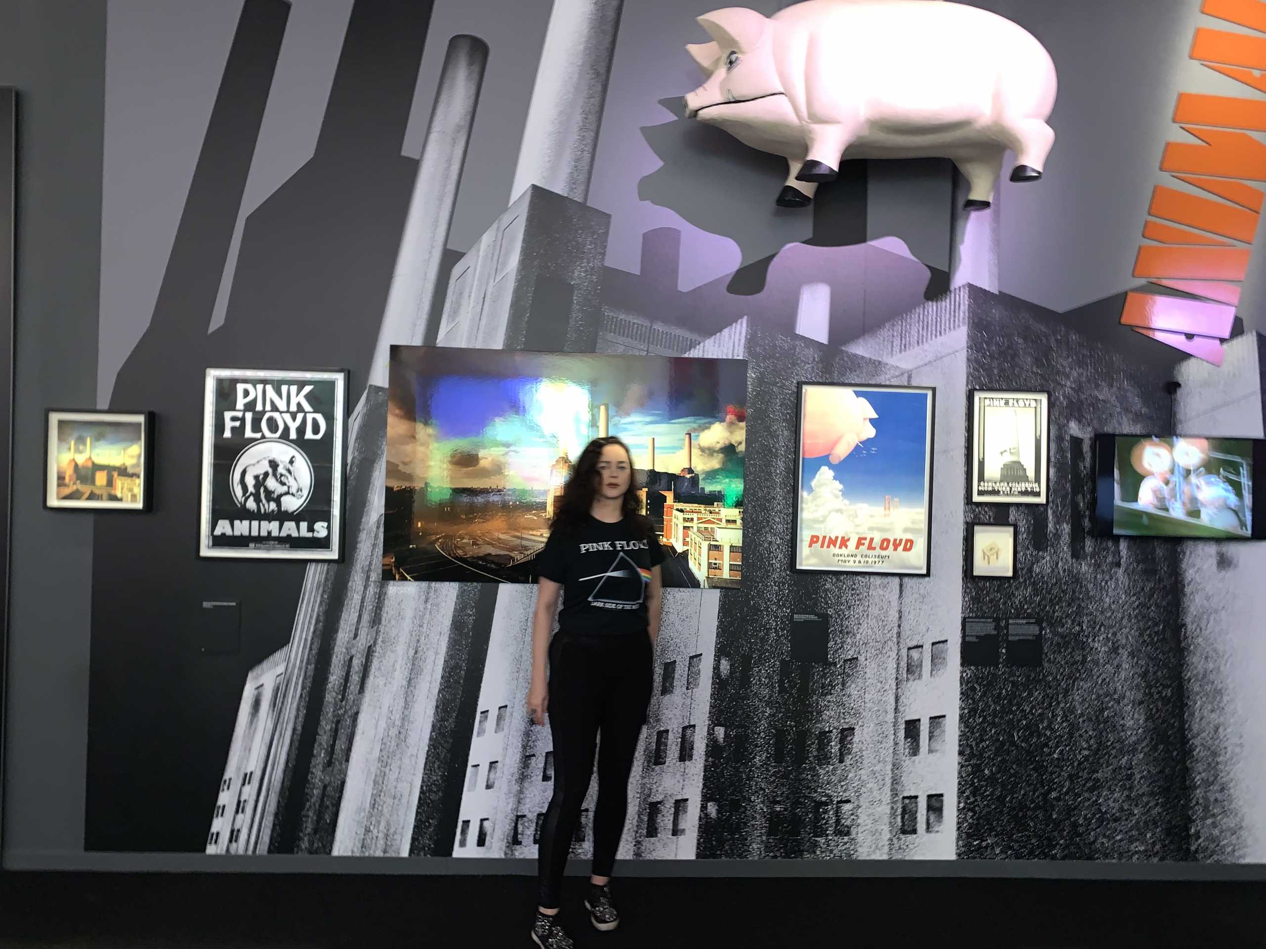 Οι θρυλικοί Pink Floyd κάλεσαν την Δέσποινα Μοίρου να εγκαινιάσει την τιμητική τους έκθεση στο Χόλυγουντ