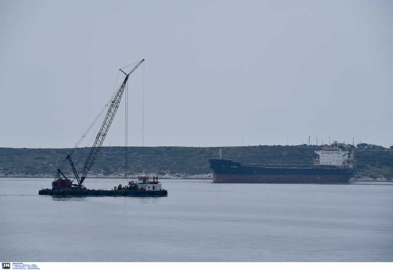 Πιερία: Βυθίστηκε πλωτός γερανός στο λιμάνι του Πλαταμώνα – Μυστήριο με τα αίτια του συμβάντος