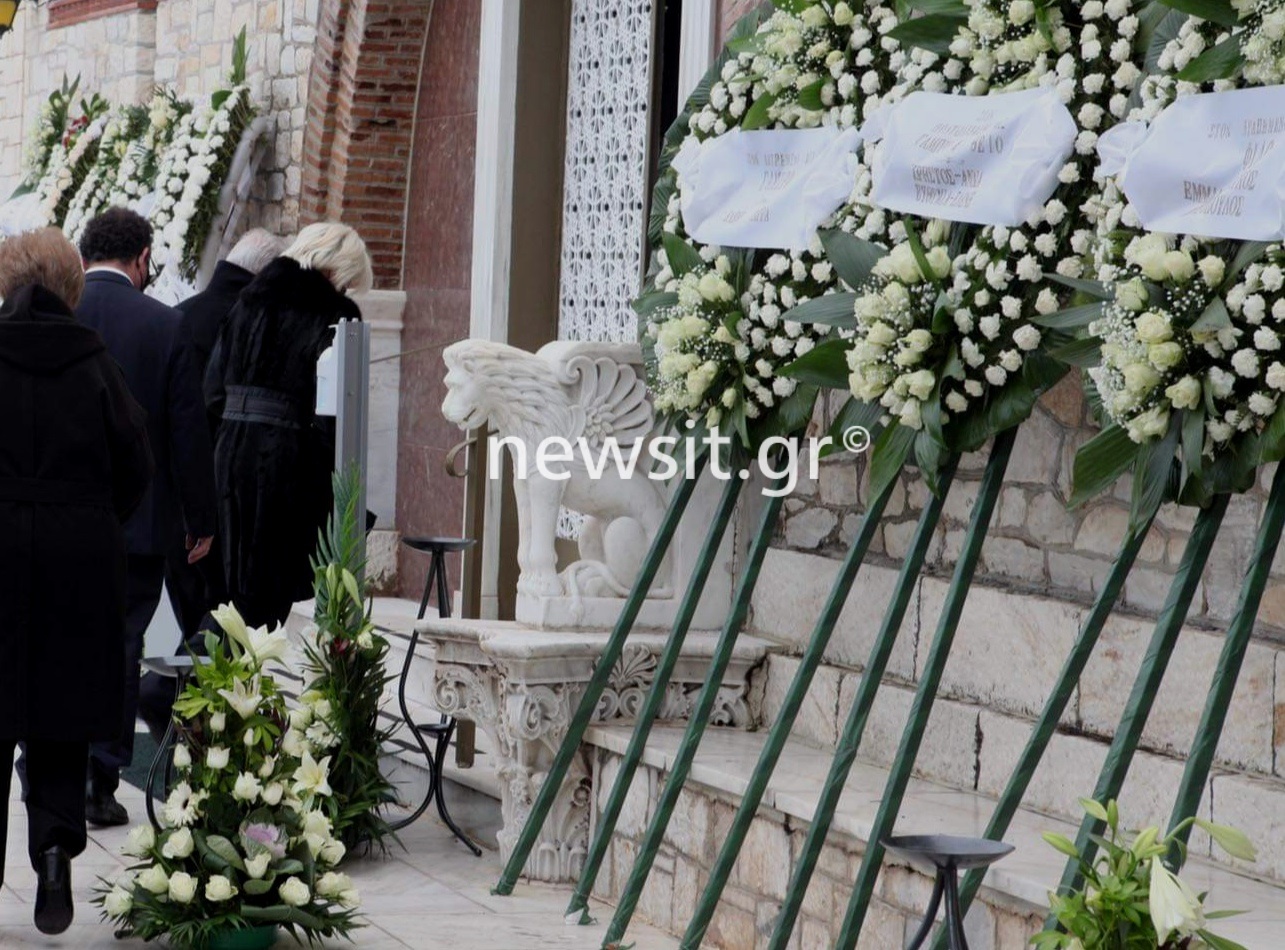 Κηδεία Τράγκα: «Καλό ταξίδι θείε» φώναζαν όταν βγήκε το φέρετρο – Χωρίς μάσκα ο Πετράκος