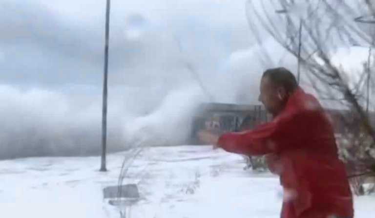 Καιρός: Κύματα στο Φλοίσβο «πήραν» τον ρεπόρτερ – Πήγε σε διαφημίσεις ο Νίκος Μάνεσης