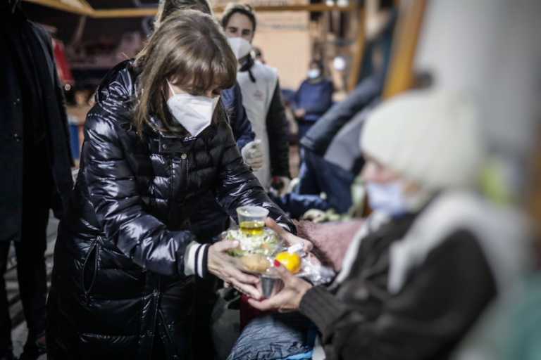 Η Κατερίνα Σακελλαροπούλου μοίρασε φαγητό σε αστέγους στο λιμάνι του Πειραιά