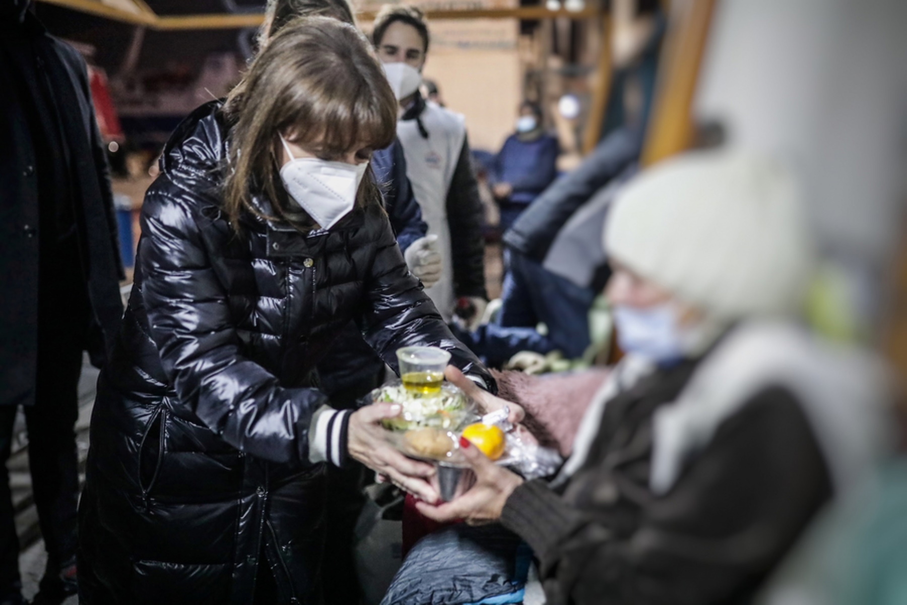 Η Πρόεδρος της Δημοκρατίας Κατερίνα Σακελλαροπούλου προσφέρει γεύματα σε αστέγους στο λιμάνι του Πειραιά, ενόψει των Χριστουγέννων, Παρασκευή 24 Δεκεμβρίου 2021. ΑΠΕ-ΜΠΕ