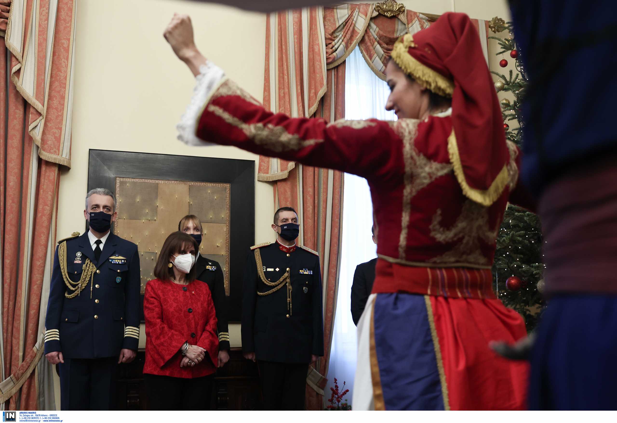 Κατερίνα Σακελλαροπούλου: Κάλαντα και χοροί στο Προεδρικό Μέγαρο