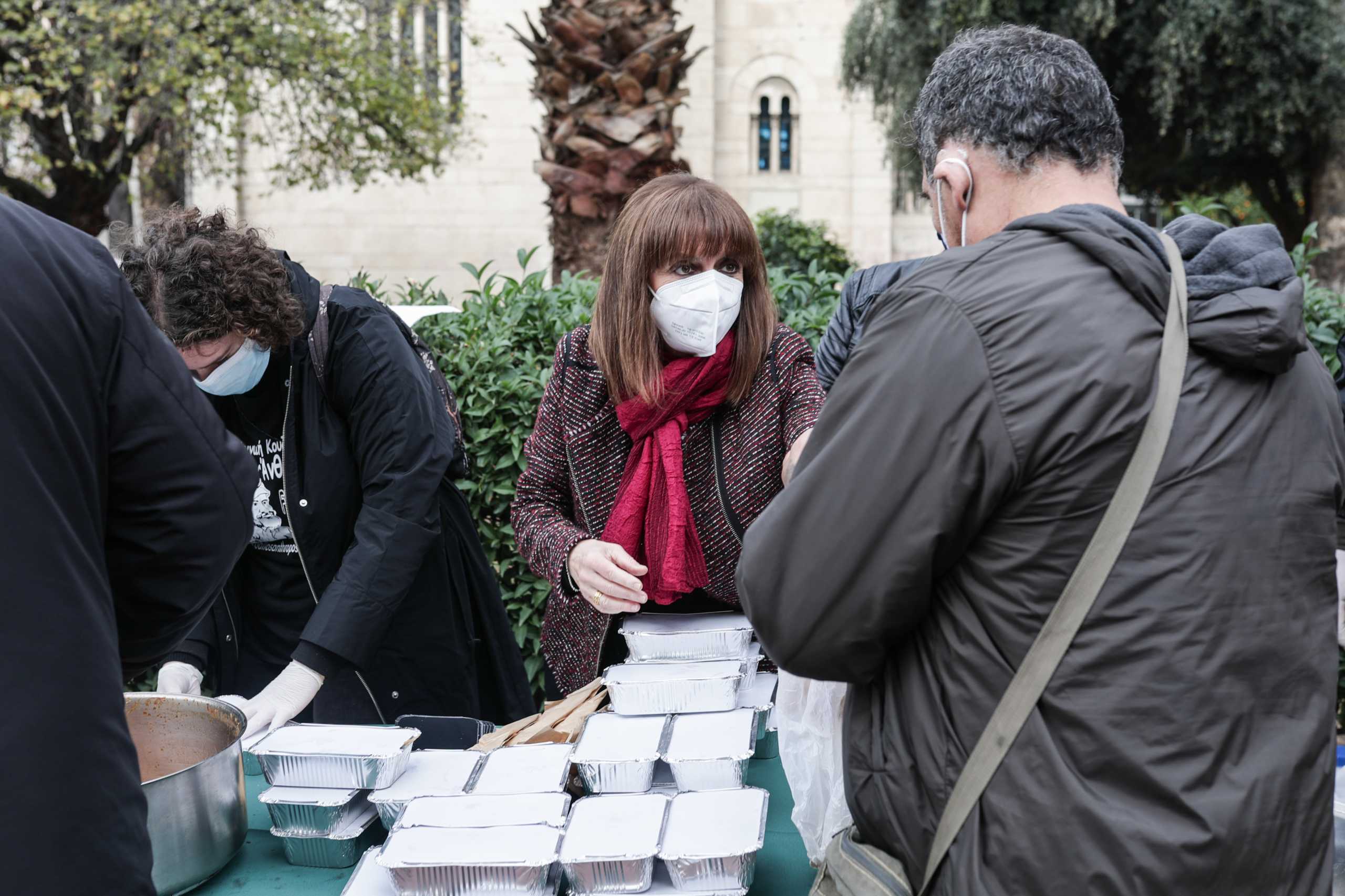 Η Κατερίνα Σακελλαροπούλου μοίρασε ξανά φαγητό στο Μεταξουργείο