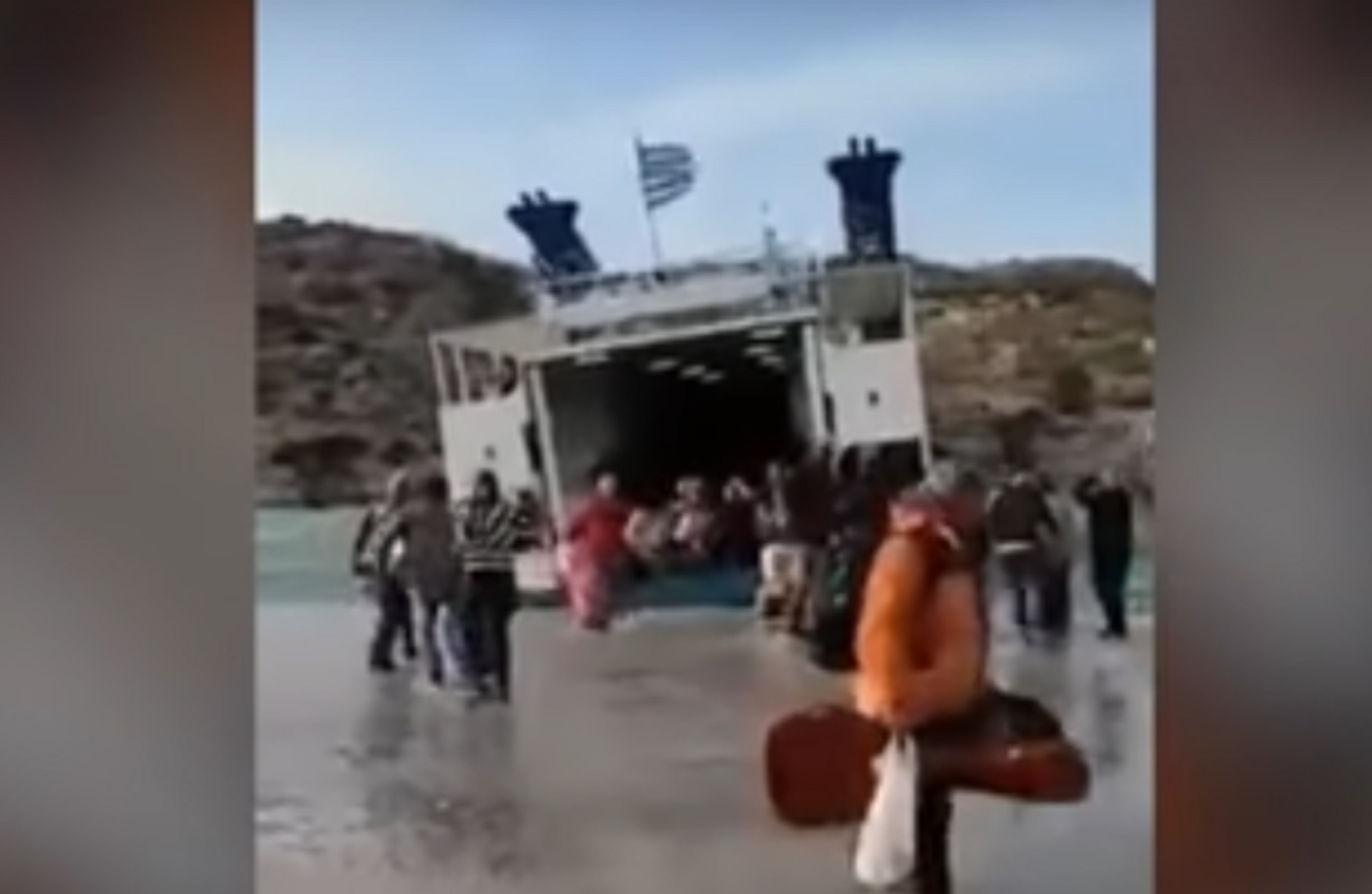 Σχοινούσα: Το «Εξπρές Σκοπελίτης» προσπαθεί να δέσει με 9 μποφόρ – Έντρομοι οι επιβάτες πηδούν στη στεριά