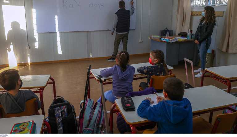 Κορονοϊός: 50.000 ενεργά κρούσματα σε παιδιά – Τζανάκης: «Δεν θα έπρεπε να ανοίξουν αύριο τα σχολεία»