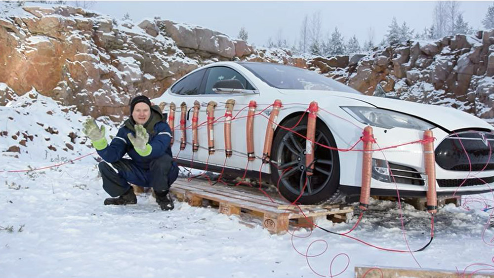 Αγανακτισμένος ιδιοκτήτης ξεφορτώθηκε το Tesla του με… 30 kg δυναμίτη! (video)