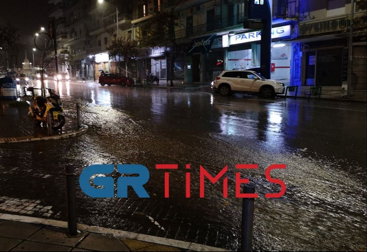 Καιρός – Θεσσαλονίκη: Μετά τις μολότοφ, η βροχή – «Ποτάμια» οι δρόμοι
