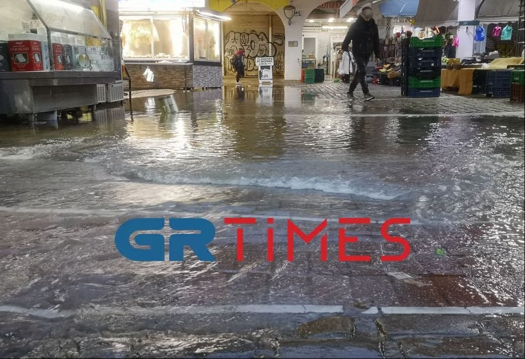 Πλημμύρισε το κέντρο της Θεσσαλονίκης από σπασμένο αγωγό