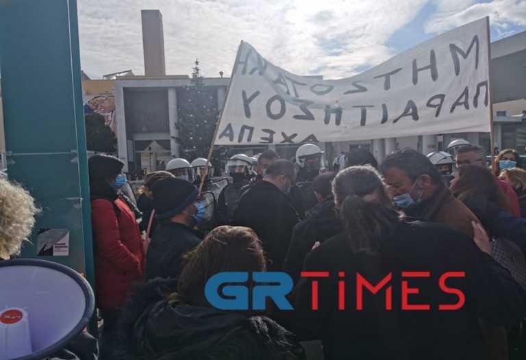 Θεσσαλονίκη: Ανεμβολίαστοι υγειονομικοί τα «έψαλλαν» στον Πλεύρη έξω από το ΑΧΕΠΑ