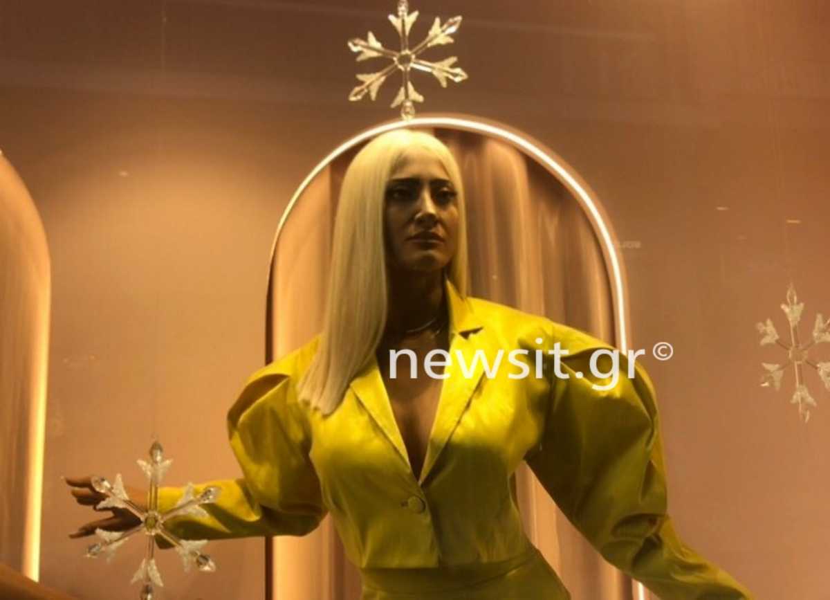Ιωάννα Τούνη: Κούκλα στη βιτρίνα του καταστήματος της