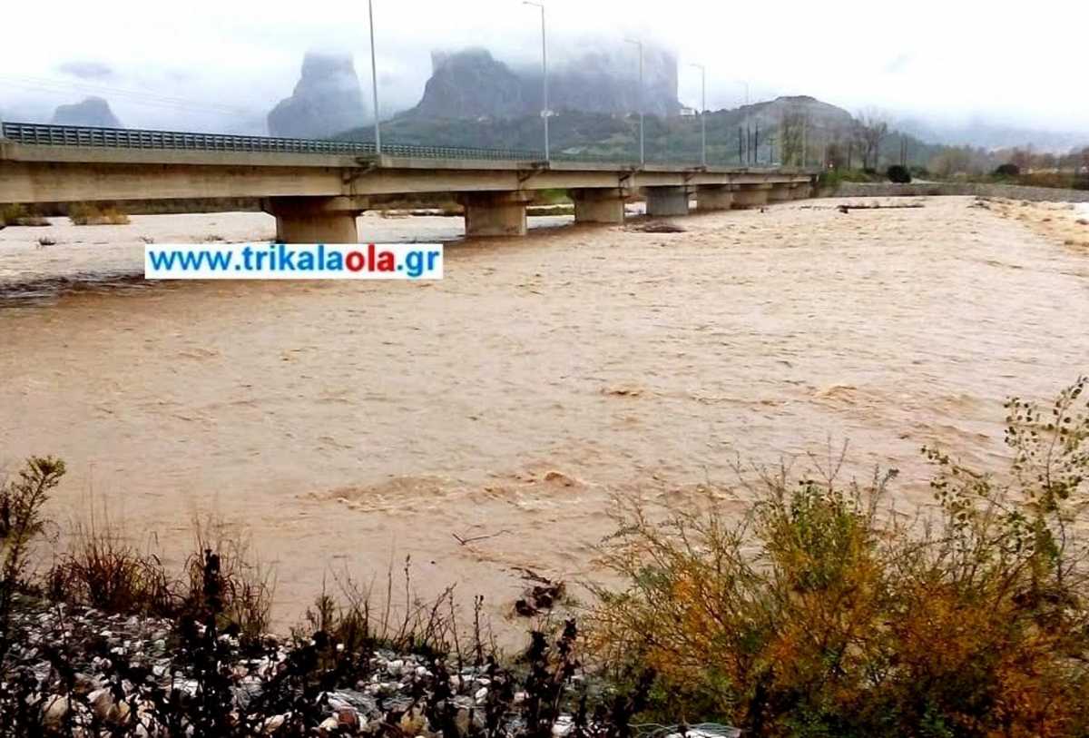 Καιρός – Τρίκαλα: Πτώσεις βράχων και ο Πηνειός να φουσκώνει επικίνδυνα – Επί ποδός τα συνεργεία